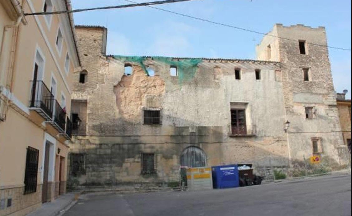 Puerta del Palacio-Castillo de Bicorp, Spain